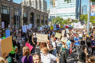 TORONONTO, ONTARIO, CANADA - 27 Eylül 2019: 'Gelecek İçin Cuma' iklim değişikliği protestosu. Küresel İklim Grevi 'nde binlerce insan pankartlarla yürüyor