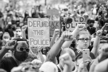 TORONONONONONTO, ONTARIO, CANADA - 6 Haziran 2020: Siyahi Yaşamlar ve George Floyd 'un ölümü ve polis adaletsizliğine karşı dayanışma içinde.