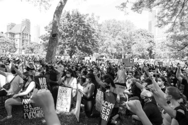 TORONONONONONTO, ONTARIO, CANADA - 6 Haziran 2020: Siyahi Yaşamlar ve George Floyd 'un ölümü ve polis adaletsizliğine karşı dayanışma içinde.
