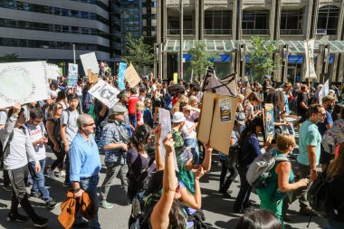 TORONONTO, ONTARIO, CANADA - 27 Eylül 2019: 'Gelecek İçin Cuma' iklim değişikliği protestosu. Küresel İklim Grevi 'nde binlerce insan pankartlarla yürüyor