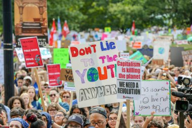 TORONONTO, ONTARIO, CANADA - 27 Eylül 2019: 'Gelecek İçin Cuma' iklim değişikliği protestosu. Küresel İklim Grevi 'nde binlerce insan pankartlarla yürüyor