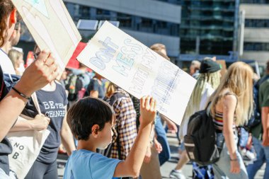 TORONONTO, ONTARIO, CANADA - 27 Eylül 2019: 'Gelecek İçin Cuma' iklim değişikliği protestosu. Küresel İklim Grevi 'nde binlerce insan pankartlarla yürüyor