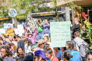 TORONONTO, ONTARIO, CANADA - 27 Eylül 2019: 'Gelecek İçin Cuma' iklim değişikliği protestosu. Küresel İklim Grevi 'nde binlerce insan pankartlarla yürüyor