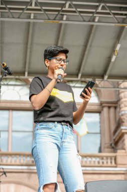 TORONONTO, ONTARIO, CANADA - 27 Eylül 2019: 'Gelecek İçin Cuma' iklim değişikliği protestosu. Küresel İklim Grevi 'nde binlerce insan pankartlarla yürüyor