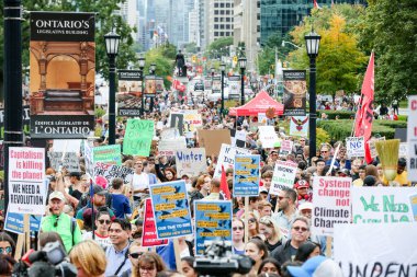 TORONONTO, ONTARIO, CANADA - 27 Eylül 2019: 'Gelecek İçin Cuma' iklim değişikliği protestosu. Küresel İklim Grevi 'nde binlerce insan pankartlarla yürüyor