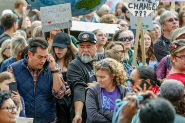 TORONONTO, ONTARIO, CANADA - 27 Eylül 2019: 'Gelecek İçin Cuma' iklim değişikliği protestosu. Küresel İklim Grevi 'nde binlerce insan pankartlarla yürüyor