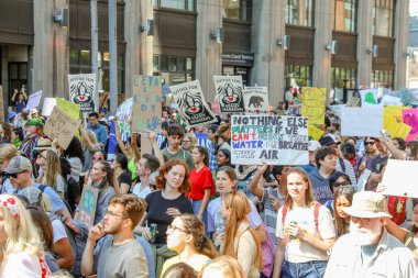 TORONONTO, ONTARIO, CANADA - 27 Eylül 2019: 'Gelecek İçin Cuma' iklim değişikliği protestosu. Küresel İklim Grevi 'nde binlerce insan pankartlarla yürüyor