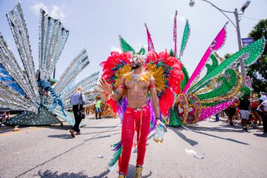 TORONONTO, ONTARIO, CANADA - 3 Ağustos 2019: Kuzey Amerika 'nın en büyük sokak festivallerinden biri olan Toronto Karayip Karnaval Büyük Geçidi katılımcıları.