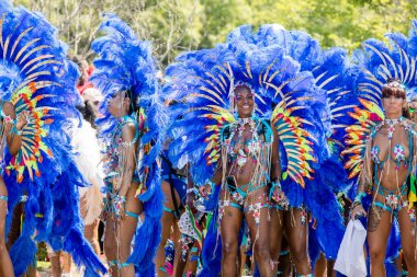 TORONONTO, ONTARIO, CANADA - 3 Ağustos 2019: Kuzey Amerika 'nın en büyük sokak festivallerinden biri olan Toronto Karayip Karnaval Büyük Geçidi katılımcıları.