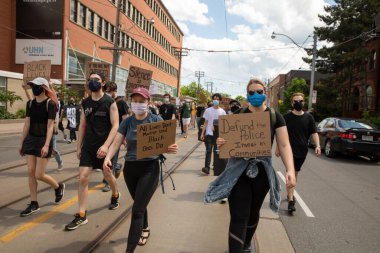 TORONONONONONTO, ONTARIO, CANADA - 6 Haziran 2020: Siyahi Yaşamlar ve George Floyd 'un ölümü ve polis adaletsizliğine karşı dayanışma içinde.