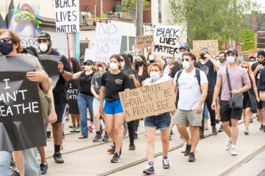 TORONONONONONTO, ONTARIO, CANADA - 6 Haziran 2020: Siyahi Yaşamlar ve George Floyd 'un ölümü ve polis adaletsizliğine karşı dayanışma içinde.