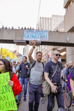 TORONONTO, ONTARIO, CANADA - 27 Eylül 2019: 'Gelecek İçin Cuma' iklim değişikliği protestosu. Küresel İklim Grevi 'nde binlerce insan pankartlarla yürüyor
