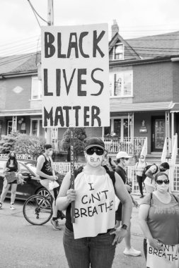 TORONONONONONTO, ONTARIO, CANADA - 6 Haziran 2020: Siyahi Yaşamlar ve George Floyd 'un ölümü ve polis adaletsizliğine karşı dayanışma içinde.