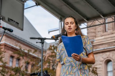 TORONONTO, ONTARIO, CANADA - 27 Eylül 2019: 'Gelecek İçin Cuma' iklim değişikliği protestosu. Küresel İklim Grevi 'nde binlerce insan pankartlarla yürüyor