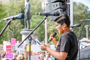 TORONONTO, ONTARIO, CANADA - 27 Eylül 2019: 'Gelecek İçin Cuma' iklim değişikliği protestosu. Küresel İklim Grevi 'nde binlerce insan pankartlarla yürüyor
