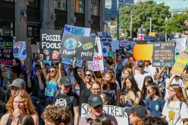 TORONONTO, ONTARIO, CANADA - 27 Eylül 2019: 'Gelecek İçin Cuma' iklim değişikliği protestosu. Küresel İklim Grevi 'nde binlerce insan pankartlarla yürüyor