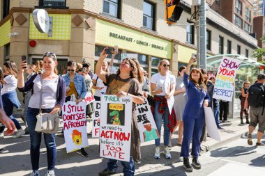 TORONONTO, ONTARIO, CANADA - 27 Eylül 2019: 'Gelecek İçin Cuma' iklim değişikliği protestosu. Küresel İklim Grevi 'nde binlerce insan pankartlarla yürüyor