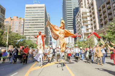 TORONONTO, ONTARIO, CANADA - 27 Eylül 2019: 'Gelecek İçin Cuma' iklim değişikliği protestosu. Küresel İklim Grevi 'nde binlerce insan pankartlarla yürüyor