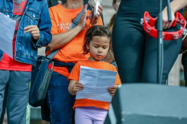 TORONONTO, ONTARIO, CANADA - 27 Eylül 2019: 'Gelecek İçin Cuma' iklim değişikliği protestosu. Küresel İklim Grevi 'nde binlerce insan pankartlarla yürüyor