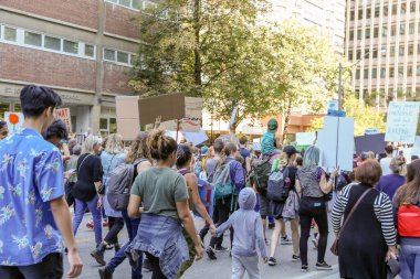 TORONONTO, ONTARIO, CANADA - 27 Eylül 2019: 'Gelecek İçin Cuma' iklim değişikliği protestosu. Küresel İklim Grevi 'nde binlerce insan pankartlarla yürüyor