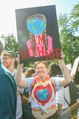 TORONONTO, ONTARIO, CANADA - 27 Eylül 2019: 'Gelecek İçin Cuma' iklim değişikliği protestosu. Küresel İklim Grevi 'nde binlerce insan pankartlarla yürüyor
