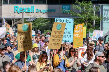 TORONONTO, ONTARIO, CANADA - 27 Eylül 2019: 'Gelecek İçin Cuma' iklim değişikliği protestosu. Küresel İklim Grevi 'nde binlerce insan pankartlarla yürüyor