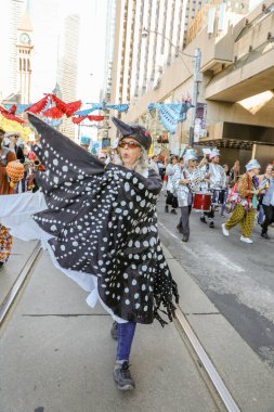 TORONONTO, ONTARIO, CANADA - 27 Eylül 2019: 'Gelecek İçin Cuma' iklim değişikliği protestosu. Küresel İklim Grevi 'nde binlerce insan pankartlarla yürüyor