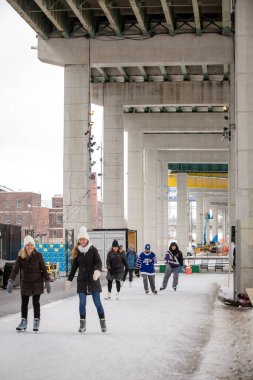 TORONTO, CANADA - 9 HAZİRAN 2018: BENTESİN KALANINDA İNSANLAR. Bentway, Bahçe Otobanı 'nın altında bir kaykay pisti..