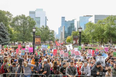 TORONONTO, ONTARIO, CANADA - 27 Eylül 2019: 'Gelecek İçin Cuma' iklim değişikliği protestosu. Küresel İklim Grevi 'nde binlerce insan pankartlarla yürüyor