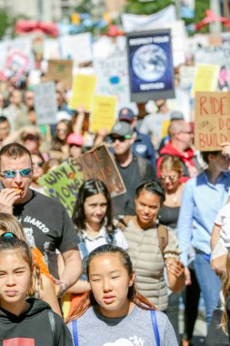 TORONONTO, ONTARIO, CANADA - 27 Eylül 2019: 'Gelecek İçin Cuma' iklim değişikliği protestosu. Küresel İklim Grevi 'nde binlerce insan pankartlarla yürüyor