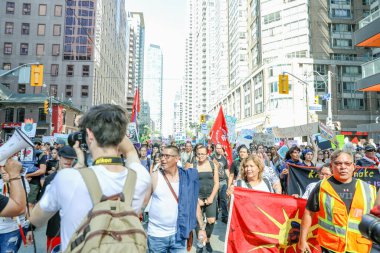 TORONONTO, ONTARIO, CANADA - 27 Eylül 2019: 'Gelecek İçin Cuma' iklim değişikliği protestosu. Küresel İklim Grevi 'nde binlerce insan pankartlarla yürüyor