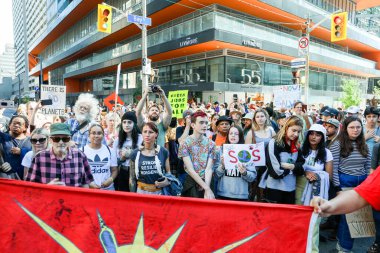 TORONONTO, ONTARIO, CANADA - 27 Eylül 2019: 'Gelecek İçin Cuma' iklim değişikliği protestosu. Küresel İklim Grevi 'nde binlerce insan pankartlarla yürüyor