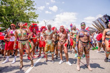 TORONONTO, ONTARIO, CANADA - 3 Ağustos 2019: Kuzey Amerika 'nın en büyük sokak festivallerinden biri olan Toronto Karayip Karnaval Büyük Geçidi katılımcıları.