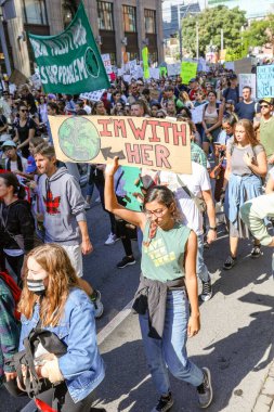 TORONONTO, ONTARIO, CANADA - 27 Eylül 2019: 'Gelecek İçin Cuma' iklim değişikliği protestosu. Küresel İklim Grevi 'nde binlerce insan pankartlarla yürüyor