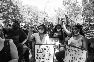 TORONONONONONTO, ONTARIO, CANADA - 6 Haziran 2020: Siyahi Yaşamlar ve George Floyd 'un ölümü ve polis adaletsizliğine karşı dayanışma içinde.