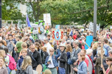 TORONONTO, ONTARIO, CANADA - 27 Eylül 2019: 'Gelecek İçin Cuma' iklim değişikliği protestosu. Küresel İklim Grevi 'nde binlerce insan pankartlarla yürüyor