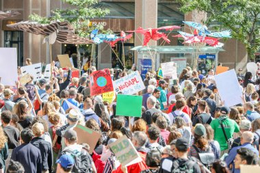 TORONONTO, ONTARIO, CANADA - 27 Eylül 2019: 'Gelecek İçin Cuma' iklim değişikliği protestosu. Küresel İklim Grevi 'nde binlerce insan pankartlarla yürüyor