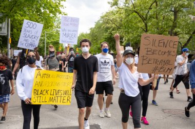 TORONONONONONTO, ONTARIO, CANADA - 6 Haziran 2020: Siyahi Yaşamlar ve George Floyd 'un ölümü ve polis adaletsizliğine karşı dayanışma içinde.