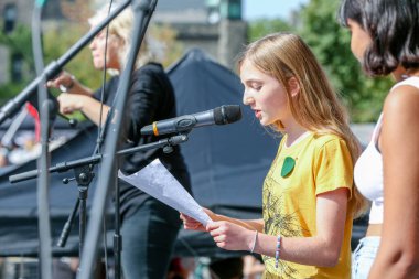 TORONONTO, ONTARIO, CANADA - 27 Eylül 2019: 'Gelecek İçin Cuma' iklim değişikliği protestosu. Küresel İklim Grevi 'nde binlerce insan pankartlarla yürüyor