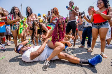 TORONONTO, ONTARIO, CANADA - 3 Ağustos 2019: Kuzey Amerika 'nın en büyük sokak festivallerinden biri olan Toronto Karayip Karnaval Büyük Geçidi katılımcıları.