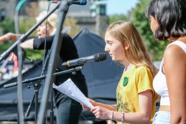 TORONONTO, ONTARIO, CANADA - 27 Eylül 2019: 'Gelecek İçin Cuma' iklim değişikliği protestosu. Küresel İklim Grevi 'nde binlerce insan pankartlarla yürüyor