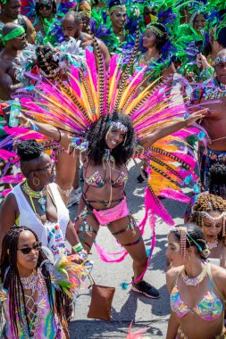 TORONONTO, ONTARIO, CANADA - 3 Ağustos 2019: Kuzey Amerika 'nın en büyük sokak festivallerinden biri olan Toronto Karayip Karnaval Büyük Geçidi katılımcıları.