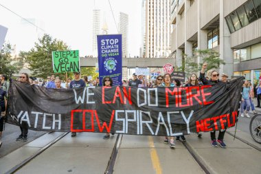 TORONONTO, ONTARIO, CANADA - 27 Eylül 2019: 'Gelecek İçin Cuma' iklim değişikliği protestosu. Küresel İklim Grevi 'nde binlerce insan pankartlarla yürüyor