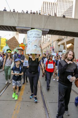 TORONONTO, ONTARIO, CANADA - 27 Eylül 2019: 'Gelecek İçin Cuma' iklim değişikliği protestosu. Küresel İklim Grevi 'nde binlerce insan pankartlarla yürüyor