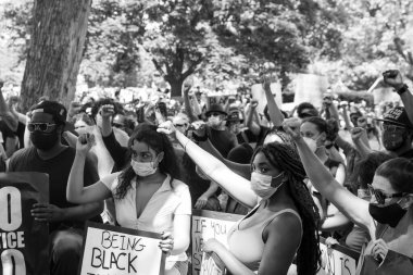 TORONONONONONTO, ONTARIO, CANADA - 6 Haziran 2020: Siyahi Yaşamlar ve George Floyd 'un ölümü ve polis adaletsizliğine karşı dayanışma içinde.