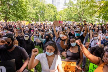 TORONONONONONTO, ONTARIO, CANADA - 6 Haziran 2020: Siyahi Yaşamlar ve George Floyd 'un ölümü ve polis adaletsizliğine karşı dayanışma içinde.