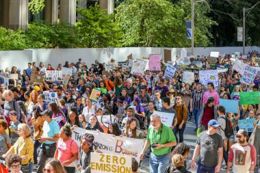 TORONONTO, ONTARIO, CANADA - 27 Eylül 2019: 'Gelecek İçin Cuma' iklim değişikliği protestosu. Küresel İklim Grevi 'nde binlerce insan pankartlarla yürüyor