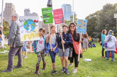 TORONONTO, ONTARIO, CANADA - 27 Eylül 2019: 'Gelecek İçin Cuma' iklim değişikliği protestosu. Küresel İklim Grevi 'nde binlerce insan pankartlarla yürüyor