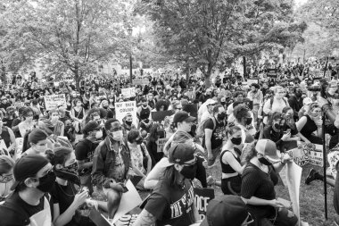 TORONONONONONTO, ONTARIO, CANADA - 6 Haziran 2020: Siyahi Yaşamlar ve George Floyd 'un ölümü ve polis adaletsizliğine karşı dayanışma içinde.