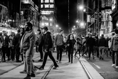 Toronto Raptors taraftarları, 14 Haziran 2019 'da Toronto, Kanada' da oynanan ilk NBA şampiyonluğunu kazanan Raptor 'ların mağlup edilmesini kutluyorlar. Raptorlar, Amerika dışında basketbol şampiyonluğunu kazanan ilk takım..